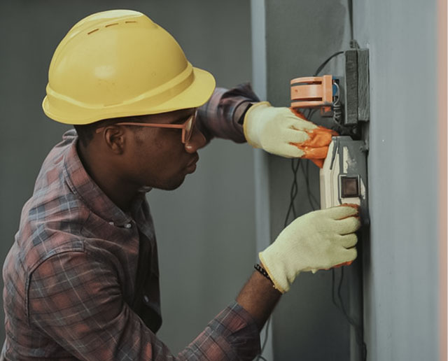 Tomada Esquentando em Taubaté: Confira 4 Motivos eletricista carlos silva